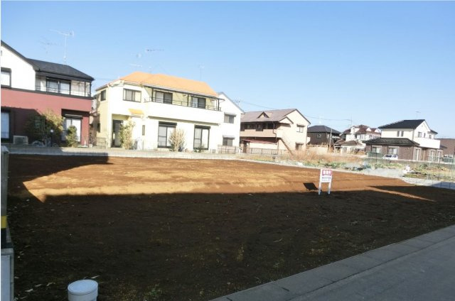 鴻巣市稲荷町の売地の前面道路含む現地写真