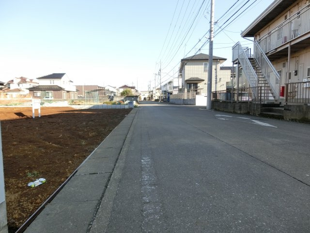 鴻巣市稲荷町の売地の前面道路含む現地写真