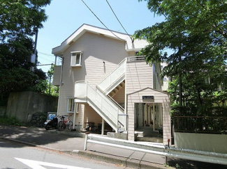 【外観】 | 小田急多摩線「栗平」駅まで徒歩8分の2階建てアパート♪スーパーや郵便局が近くて生活に便利な立地です☆