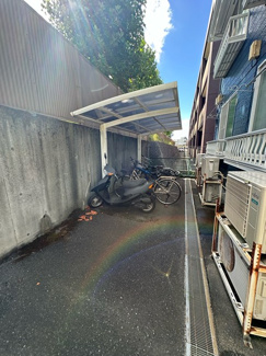 【その他共用部分】 | 屋根付きの駐輪場で雨が降っても大切な自転車が濡れなくてすみますね♪駅まで自転車もおすすめです！