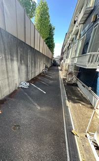 【その他共用部分】 | 敷地内にバイク置き場を完備しています！大型バイクも相談可能です！お気軽にご相談ください☆