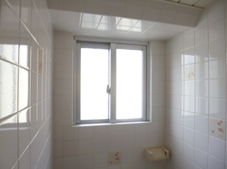 【設備】 | 多家Ⅱ | 浴室に小窓があるのでお掃除の際に便利です！