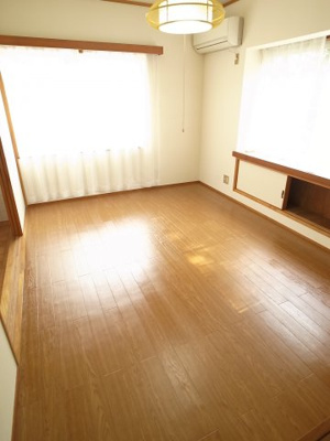 【居間・リビング】 | リトルクローバーハイツ | 2面採光の明るいお部屋です♪