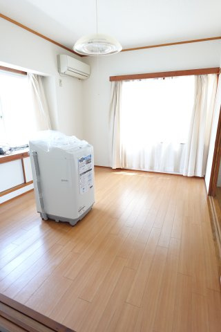 【居間・リビング】 | リトルクローバーハイツ | 2面採光の明るいお部屋です♪