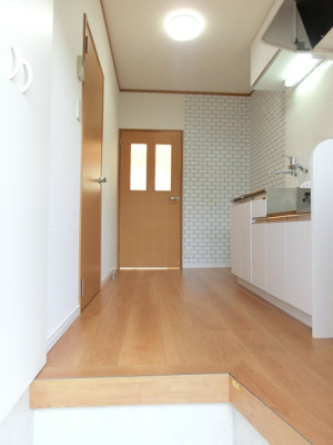 【展望】 | エクセレンテビーブル | 玄関から室内への景観です！キッチンと洋室の間にはドアがあるので、お部屋にお料理のにおいがこもりません♪