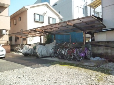 【その他共用部分】 | エクセレンテビーブル | 屋根付きの駐輪場で雨が降っても大切な自転車が濡れなくてすみますね♪バイク駐輪もOK！バイクをお持ちの方にオススメです☆