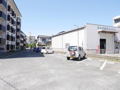 【駐車場】 | 恵ビル | 駐車場に車を止められます