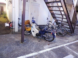 【その他共用部分】 | 自転車・バイクは建物の階段下スペースに無料で駐輪できます♪自転車やバイクがあれば通勤・通学、お買い物にも便利です☆