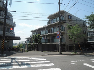 【外観】 | 3階部分、南東向き物件です！エントランスは居室のある3階♪