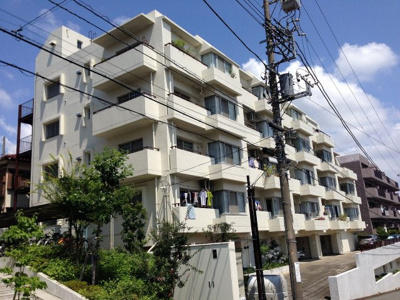 【外観】 | 鷺沼ロイヤルマンション | 北西角部屋につき通風良好。廊下側も人通りが少なくプライバシーを保つ事が出来ます！