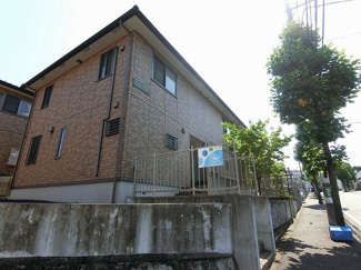 【外観】 | 小田急線「新百合ヶ丘」駅にアクセス可能な最寄りバス停より徒歩1分！人気のテラスハウスです♪外観がレンガ造りでおしゃれですね！