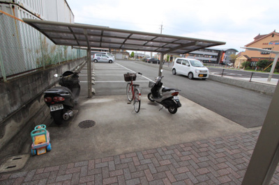 【その他共用部分】 | アンプルールクラージュ松長 | 駐輪場です