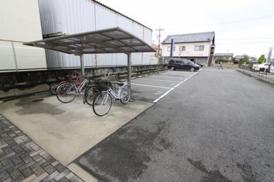 【駐車場】 | アンプルールクラージュ松長 | 駐車場です