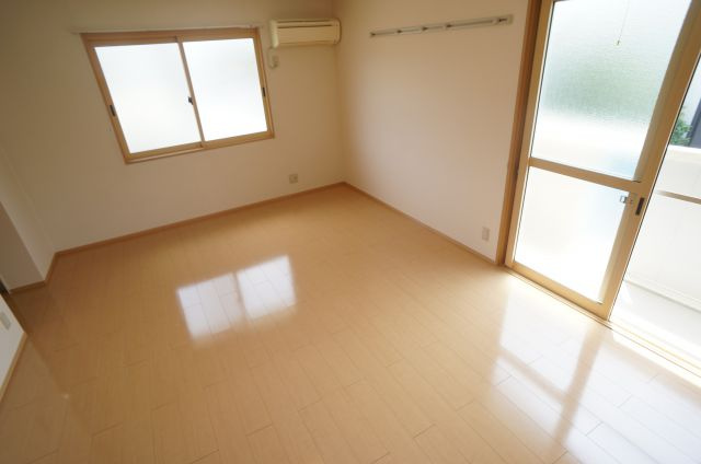 フィエルテ宝塚の居間・リビング