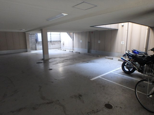 ロンモンターニュ小阪の駐車場