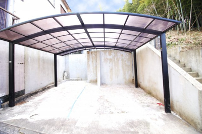 【駐車場】 | 伏見区深草馬谷町　中古戸建 | 【カーポート付】の駐車場には2台駐車が可能です。【前道6ｍ】あり車の出し入れはラクラクです。運転が苦手な奥様でも安心。1BOXの駐車も可能です。