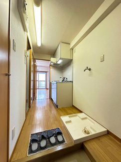 【展望】 | 玄関から室内への景観です！キッチンの奥に洋室6.9帖のお部屋があります♪
