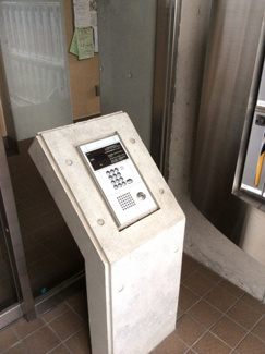【エントランス】 | 防犯対策に有効なオートロック付きのエントランスです！一人暮らしの方も安心ですね♪