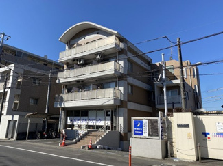 【外観】 | 小田急線「柿生」駅まで徒歩2分の4階建てマンションです！駅近で通勤通学はもちろん、お買い物やお出かけにもGood☆