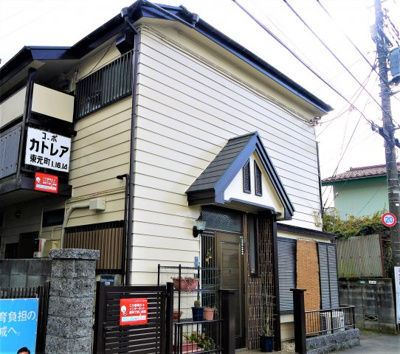 【外観】 | コーポカトレア | 入り口は扉がありますので、しつこい営業なども入りにくく落ち着いて生活していただけます。/コーポカトレア