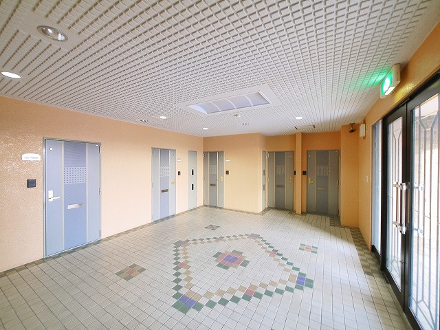 シティパレス学園前P-10のエントランス|落ち着いたエントランスです