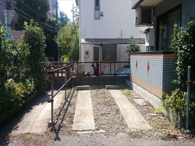 【駐車場】 | ハイツリバーサイド | 専用駐車場、左はバイク専用駐輪場です