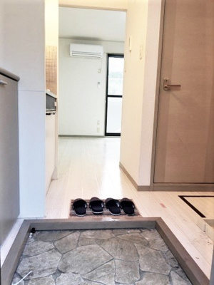 【展望】 | シャルムMORITA | 玄関から室内への景観です！キッチンの奥に洋室8.2帖のお部屋があります♪
