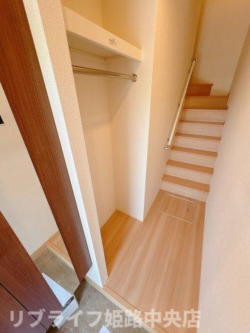 アリエッタの玄関|玄関すぐに便利な収納、上着を掛けるのに重宝します