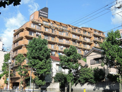 【外観】 | ライオンズマンション大倉山第１０ | 東急東横線「大倉山」駅徒歩14分！エントランス目の前に「新横浜」駅方面へのバス停が有り、バス利用も便利！