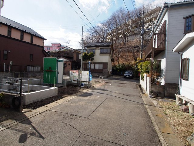 保土ヶ谷区川島町　新築戸建の前面道路含む現地写真|前面道路も広く、開放感がございます。