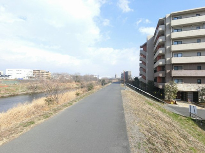 【周辺】 | クレストフォルム横浜鴨居弐番館 | 前面道路・鶴見川