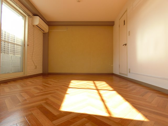 メゾンドソレイユ滝谷の洋室