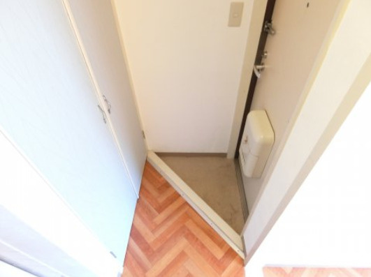 メゾンドソレイユ滝谷の玄関