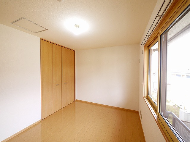 プレミール　クニミ　Ｃ棟の寝室|広くて明るい寝室