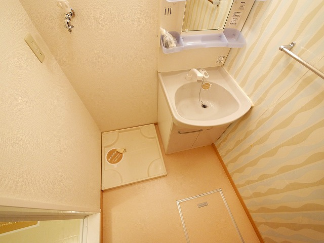 プレミール　クニミ　Ｃ棟の洗面所|明るい洗面所です