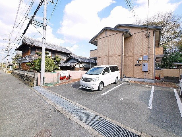 エクレールコートの駐車場|車をお持ちの方に嬉しい駐車場付きの物件です