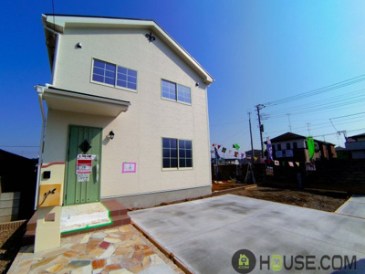 【外観】 | 蓮田市関山３丁目　５ＬＤＫ対応　敷地６３坪以上　現地販売中 | 落ち着いた雰囲気の外観です『蓮田市関山３丁目　５ＬＤＫ対応　敷地６２坪以上　現地販売中』：東北本線蓮田にも近くて便利。