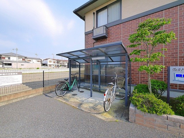 ヴェルドミール　Ｂ棟（法華寺町）のその他共用部分|屋根付き駐輪場です