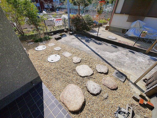 有里町一戸建のエントランス|飛び石がおしゃれなエントランス