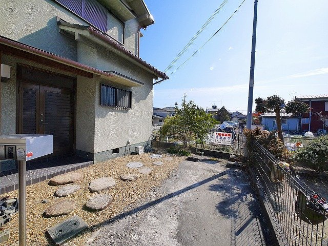 有里町一戸建の駐車場|駐車場1台込(小型車のみ)です