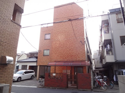 【外観】 | 石井ハイツ | 石井ハイツ　三河島駅から徒歩５分・日暮里駅から徒歩９分の好立地！尾久橋通りから１本中に入った場所にあり、静かな環境！鉄骨造、３階建ての外観タイル張りマンション！南向きで日当たり良好！