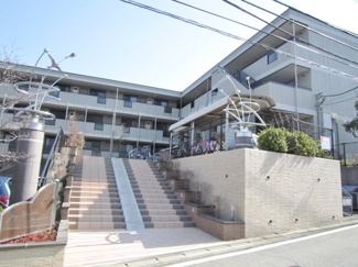 【外観】 | 最寄りバス停より徒歩3分の好立地！楽器OKの3階建てマンションです☆雨の日の通勤やお出かけもバス利用でスムーズです♪