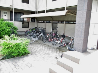 【その他共用部分】 | 屋根付きの駐輪場があるので雨が降っても大切な自転車が濡れません☆駅から自転車もオススメです♪