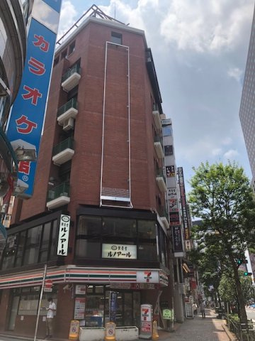 灯ビルの外観