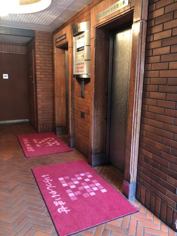 灯ビルのロビー