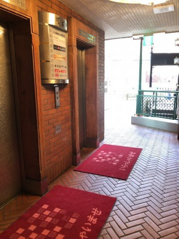 灯ビルのロビー
