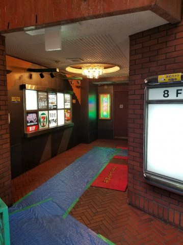 灯ビルのエントランス
