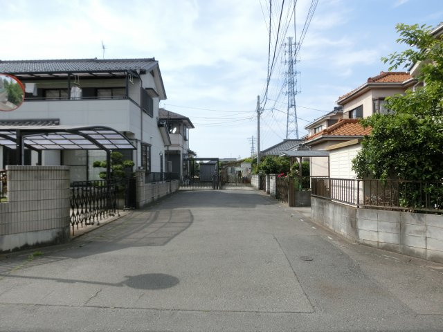 鴻巣市天神２丁目の中古一戸建の前面道路含む現地写真|前面道路の写真です。物件は右側です。