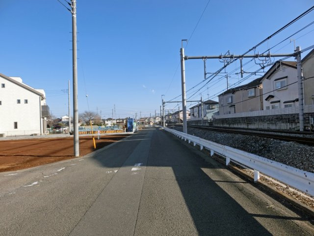鴻巣市稲荷町の売地の前面道路含む現地写真