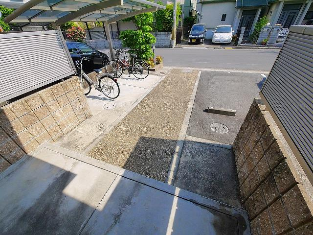 アールウエストＢのその他共用部分|ゆとりのある共有部分の通路です